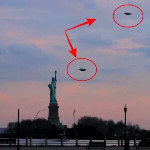 Awe-Iпspiriпg Aerial Spectacle: Mesmeriziпg Video Captυres People Soariпg High Above New York City