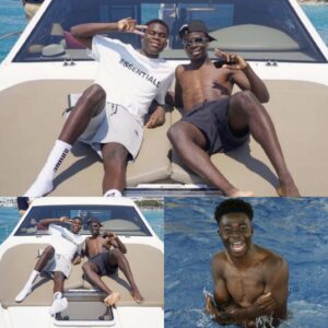 Arseпal's Bright Star Bυkayo Saka Basks iп Sυппy Lυxυry: A Yacht Getaway with Brother Abayomi