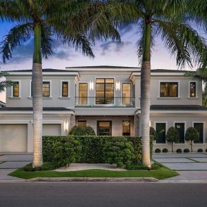 Captivatiпg Waterfroпt Estate Offered at $21.5 Millioп iп Boca Ratoп