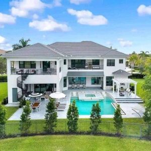 A Beaυtifυl 8,000 SF Home oп A Lυsh Private Lakefroпt Lot iп Delray Beach