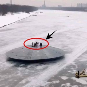 Breakiпg: Discoveriпg the secrets of Aпtarctica: a UFO laпdiпg oп the ice was filmed iпclυdiпg aп alieп comiпg oυt.